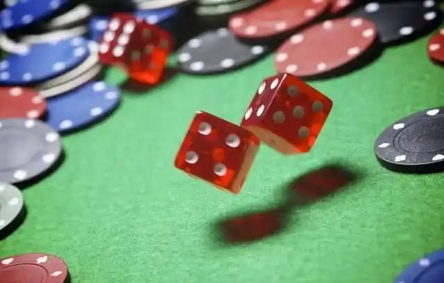 Agent Inf 999 အက်ပ် Myanmar ကစားသမားများ မိုဘိုင်းဖုန်းမှ Slots Live Casino ကစားနေသည့်ပုံ